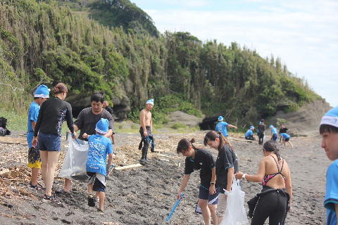 浜に上がったらみんなで海岸ゴの清掃！青いサンタは持ち帰るサンタ！ゴミの持ち帰りをお願いしよう！